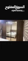  4 غرفة نوم مع خزانة حائط
