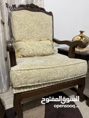  7 طقم كنب خشب تقيل بحال الجديد سجاد كبير ووسط برادي وطقم طاولات مربعة وطقم طاولات بيضوية وخزانة أحذية