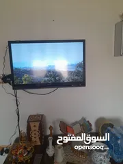  2 شاشه استعمال خفيف 32  انش شارب استعمال بسيط بحال الجديد معه ريموت وقاعده بدون الرسيفر الرسيفر فقط