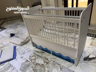  1 سرير اطفال فيه مهد للمواليد يركب و يتنحى شبه جديد