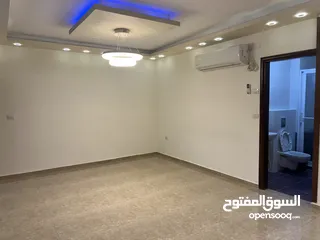  4 شقه فارغة للايجار في البيره قرب  شا رع  القدس