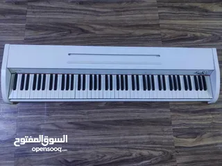  1 بيانو خشبي