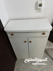  2 خزانة كنادر لو ابيض بحالة جيدة جدا بسعر 30