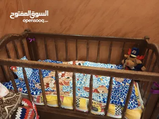  2 تخت بيبي هزاز وتخت خشب لعمر 6 سنوات و هزاز كهرباء وكراجه