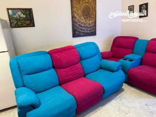  5 طقم ريكلاينر مودرن ثقيل بحاله جيده جدا شبه جديد غير مستخدم و يتم التحكم بجلسته