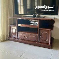  4 طقم صالون 3 قطع، سيرفر للمدخل، طقم طاولات سيرفر، طاولة تلفزيون، و وحدة رفوف للبيع