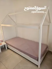  1 سرير اطفال بحالة الجديد
