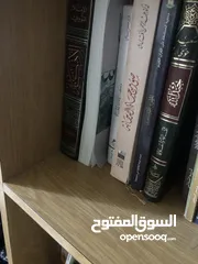  1 مكتبة سعرها 20 لاتيه ومغلفة فورومايكا