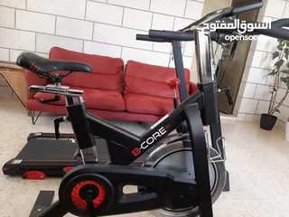  3 دارجه تمارين ثابته (spinning bike)مخصصة للتمارين الرياضية المنزلية. شبه جديده ونظيفة..
