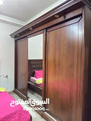  6 غرفه نوم  تخت وخزانه وتسريحة و2 كومودينا ووحدة ادراج بدهم دهان خفيف خشب بلوط