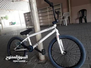  1 دراجه هوائية من نوع bmx عليها قطع stln و ahadow