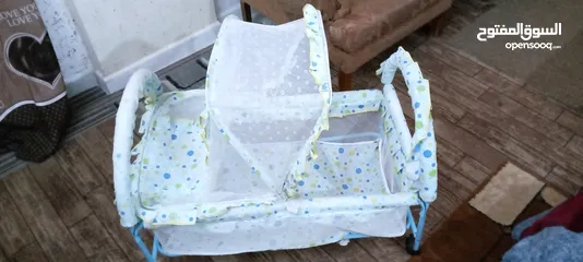  2 تخت اطفال حديث ولادة بيبي متحرك مع عجلات وناموسية  نظيف جدا للبيع