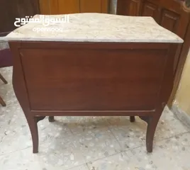  8 بيرو مصري خشب قديم سطح رخام ملبس بنحاس عالجوانب بحال جيد جدا والشكل روعة