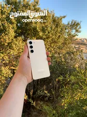  1 سامسونج جالاكسي اس 23 عادي 128 جيجا الرام 8 جيجا جهاز شبه كرتونة يعني لزقته لسا عليه جهاز ولا ارتب