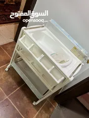  1 بانيو استحمام مع طاولة غيار للبيبي