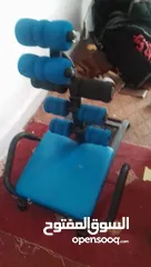  2 كرسي معدة وجهاز بسكليت رياضه استعمال بسيط جدآ..تحمل اوزان كبيره