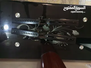  1 طاولة مع قواعد للتلفزيون