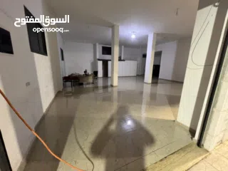  5 محلات تجاريه على الشارع الرئيسي عدد7   محلات4  اوثلاث محلات  كهرباء 3 فاز  يوجد مستودعات نفس العماره