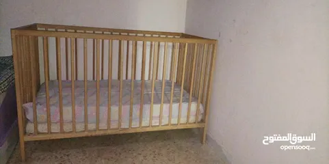 1 سرير اطفال من آيكيا  شبه وكالة استعمال خفيف جدا ولا خدش فيه نظيف للبيع بسعر مناسب