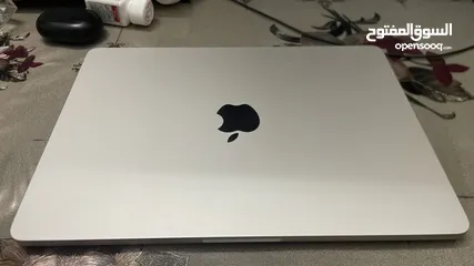  1 MacBook Air 13.6 M3