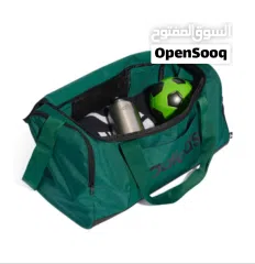  5 حقيبة دافل لينير بحجم صغير من  اديداس لون اخضر مع قنينة بيرفورمنس لون اسود مجاناً