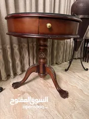  1 طاوله  من ميداس خشب زان مع قشره بلوط  قحوط خفيفه بحاله جيده خشب  ثقيل يوجد فيها  باب سحب  مع زجاج