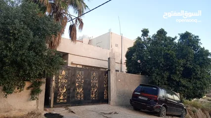  8 بيت طابقين للبيع في منطقة النبي هود