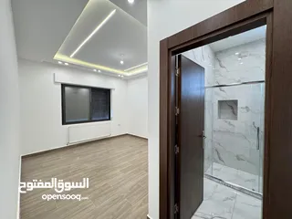  8 شقة لقطة للبيع شبه أرضي شارع المطار النخيل  شبه ارضي مساحة 183م وترس خارجي 170 م ومسبح خاص وكراج خاص