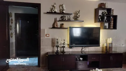  3 خزانة شاشة مع رفوف خشب لاتيه بحالة ممتازة  قياس 240  للإستفسار 079895009
