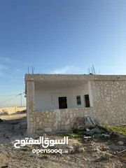  1 بسعر مغري جدا بيت ريفي للبيع في منطقة نادرة طريق جرش من المالك بسعر مغري مشجر زيتون مساحة ثلاث دنم