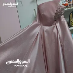  3 فستان لون سومو للبيع لبسة مرة واحدة ع التخرج فخم و جميل محجر من الامام وباكلس ومن الخلف لديه رباطات