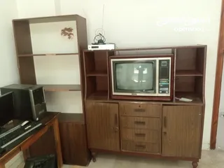  2 طاوله تلفزيون وتلفاز ومكتبه من الزمن الجميل