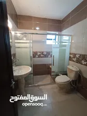  7 شقة للايجار مناسبة للعرسان والعائلات مجددة بالكامل في منطقة قريبة على كافة الخدمات وعمارة عائلية