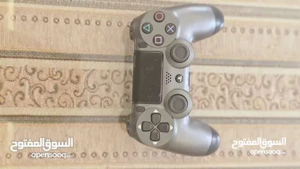  4 ps4 مع جهازين ولعبة نظييف جدا بدون مشاكل