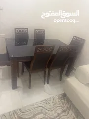  4 طاوله سفره بحاله جيده جدا خشب زان وكراسي عدد6جلد ما فيها شيء  نظيفه جدا وعليها سكريت