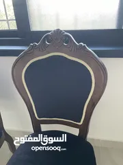  10 كرسي خشب زان فاخر للبيع  تصميم أنيق ومخملي، بحالة ممتازة جدًا  يضيف لمسة فخامة لأي مكان