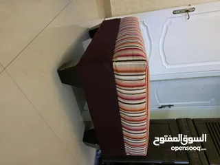  11 كنبة مفردة مع بفة بحالة ممتازة بسعر مغري جداً