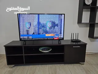  4 طاولة تلفزيون مع رفوف ديكور خشب ثقيل