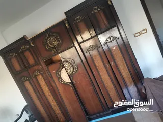  1 خزانة كبيرة وطاولة ومراية وحوض سمك مع عدته كاملة
