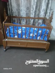  2 تخت بيبي ثابت وهزاز للبيع بحالة الوكاله