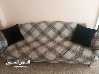  2 صوفا بيد بحاله جيده فيها صندوق تخزين للبيع