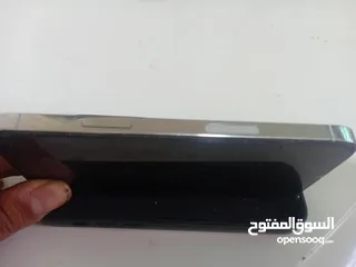  2 ايفون 12 pro البطارية 88 الأصلية الجهاز نفظيف وسريع وفيس إيدي شغال ميه بالميه بس مشعور الباك الخلفي