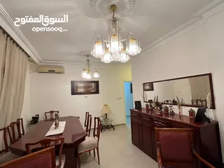  4 شقه  ارضيه مفروشه مكونه من غرفتين نوم وحمامين وصاله وصالون ومطبخ مجهز بالكامل  برنده  مواقف خاصه