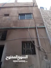  2 منزل مؤلف من طابعين كل طابق شقتين وكل شقه  غرفتين ومطبخ وحمام وصالون