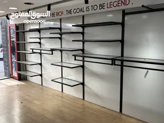  1 ديكور محل: رفوف ومكتب استقبال