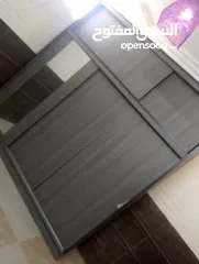  1 غرفه نوم مكونه من تخت وكومندينتين وتواليل وملحق تخت