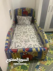  1 سرير اطفال مع مرتبه جديده ودولاب للبيع