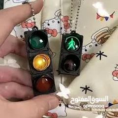  5 مداليه شكل اشارة مرور مضيئه   و تعليميه للاطفال  لتميز كل لون  من اشارلت المرور و اشارة المشاه   بشك