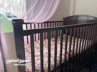  2 سرير خشب أطفال لون بني خشب من النوع الأصلي بحالة ممتازة من عمر صفر ل4 سنوات وآمن للطفل والأم