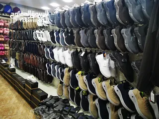  4 محل أحذيه بكامل الديكور والمعدات والأحذيه